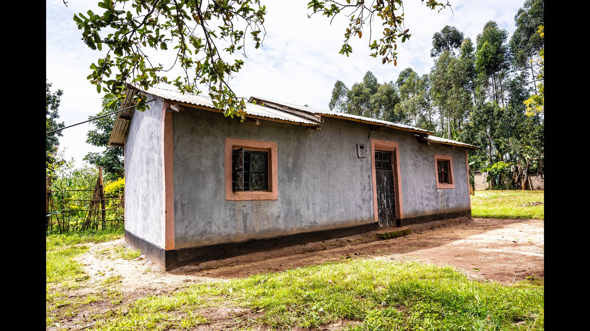 A finished Nyumba Nzuri earthen home at dusk